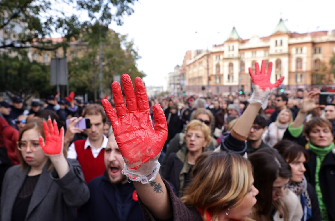 Протестиращи са покрили ръцете си с червена боя, символизираща кръв, на протест заради срутването на козирката на гарата в Нови Сад, Белград, 3 ноември 2024 г.