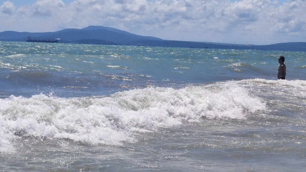 Предимно слънчево в петъчния ден с голямо вълнение на морето