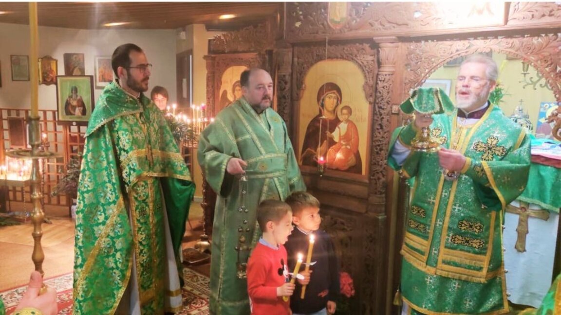 Еманюел Делум (в средата)