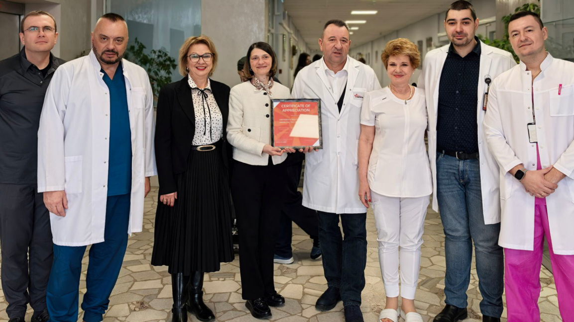  Pirogov recibe premio por el tratamiento de los heridos de Kocani 