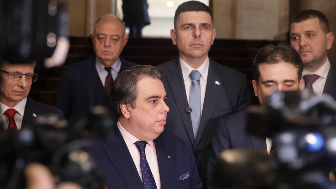 Николай Денков, Асен Василев, Божидар Божанов (от ляво надясно на преден план) и Атанас Атанасов, Ивайло Мирчев и Йордан Иванов (на втори план).