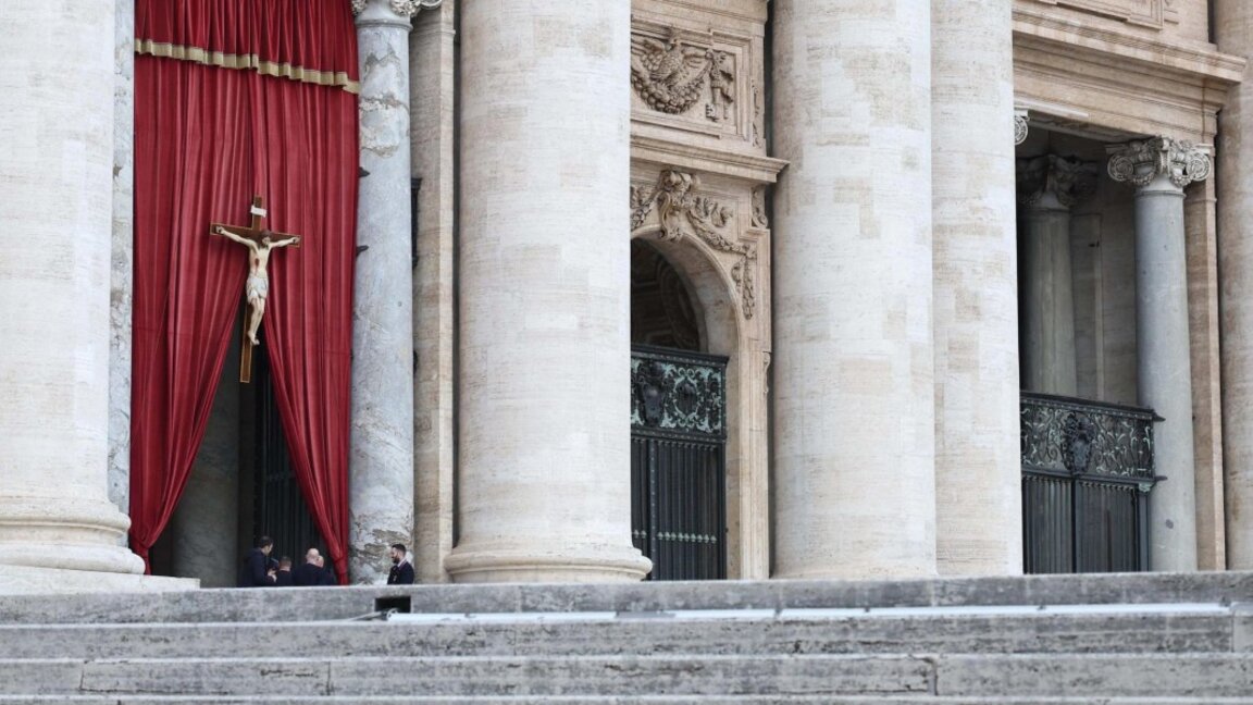 Служители стоят на входа на базиликата в очакване ковчегът на папа Франциск да бъде пренесен в базиликата "Свети Петър" за тридневно поклонение
