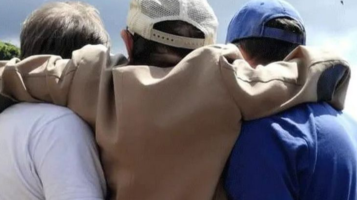 Доброволци помагат на хора с увреждания да достигнат различни кътчета в природата.