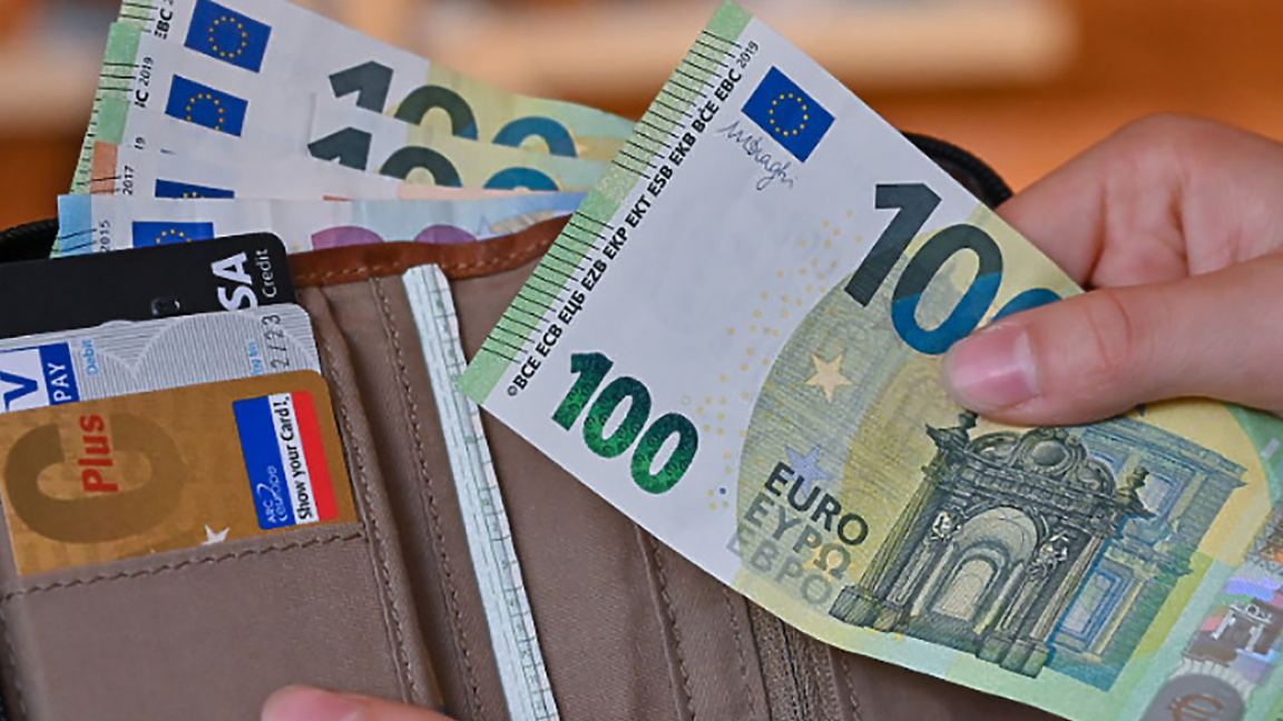 Българите в чужбина пращат по-малко пари у дома емигранти пари изпращане