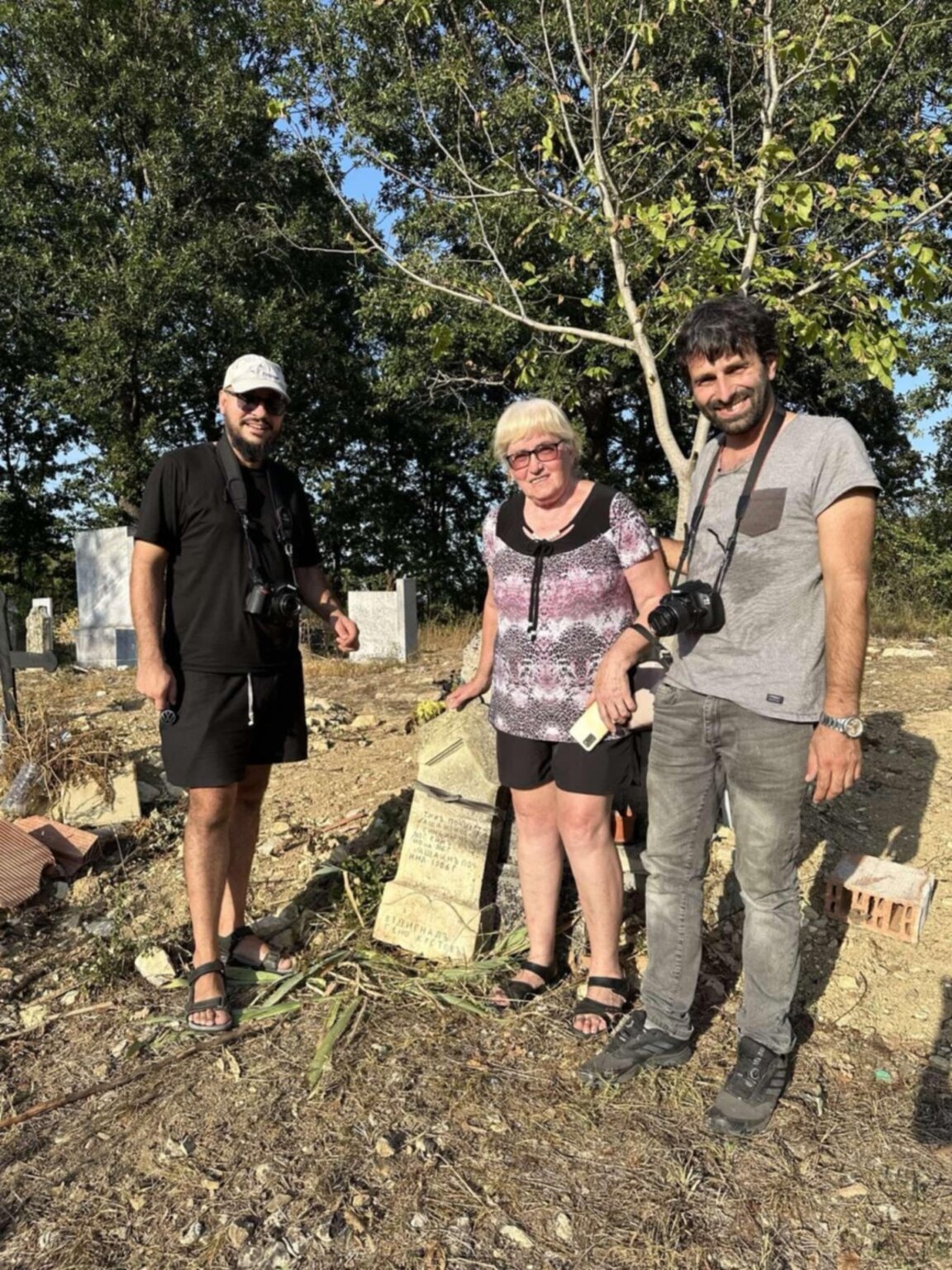 На снимката отляво надясно – д-р Росен Гацин, Диана Пеловска и Георги Пеловски