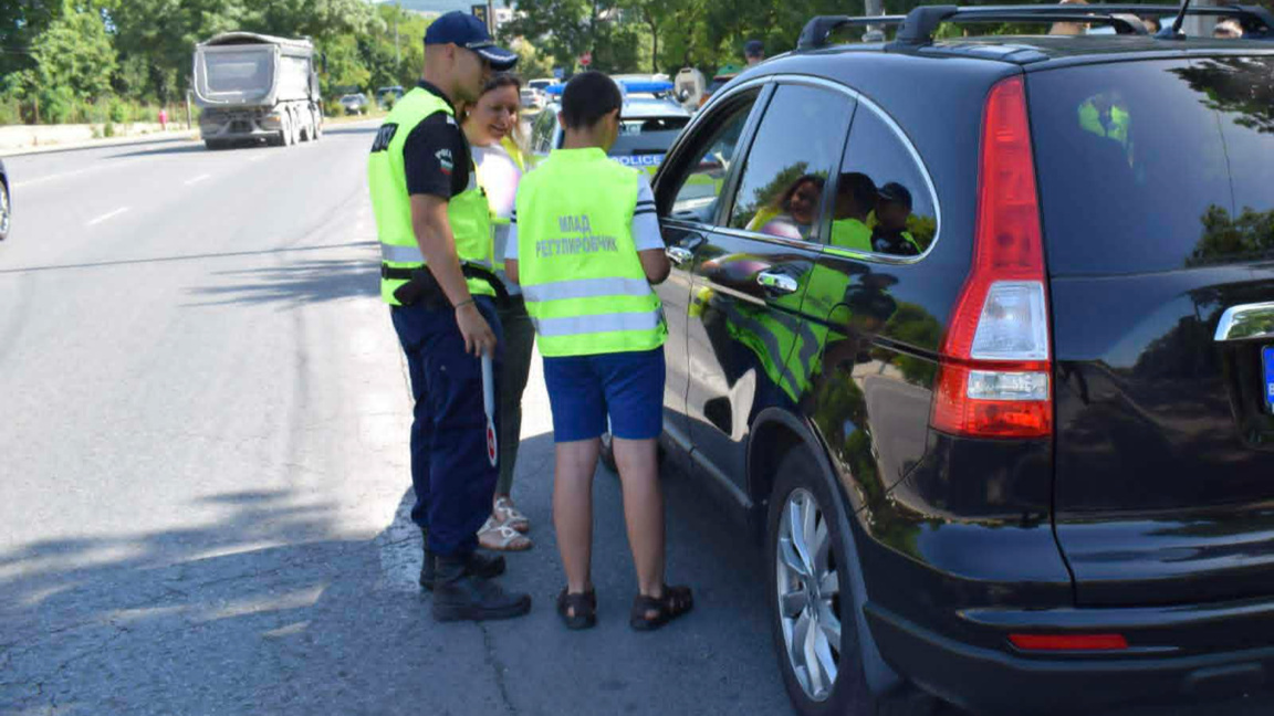 Деца в Радомир раздаваха Сертификати за отговорен водач