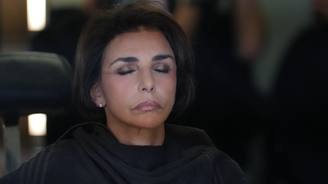 Рашида Дати, кандидатката за кмет на Париж на консервативната десница, изгуби втория тур на местните избори във френската столица, съобщават френските медии. Тя призна снощи поражението си, а кадри, излъчени в социалните мрежи, показаха как тя напуска с кола предизборния си щаб снощи под освирквания на минувачи, някои от които дори скандираха: "Чупка!", съобщават Бе Еф Ем Те Ве и "Паризиен".