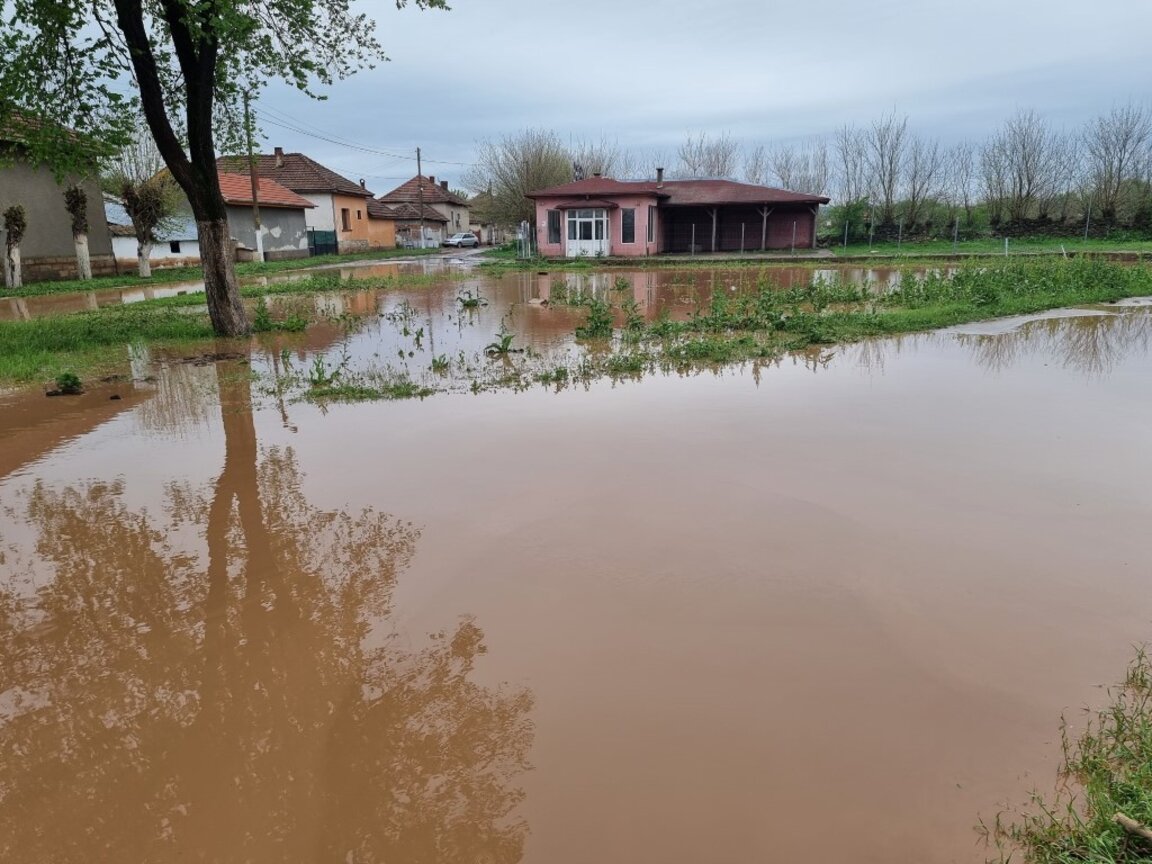15 доброволци разчистват наводнените домове в Лехчево