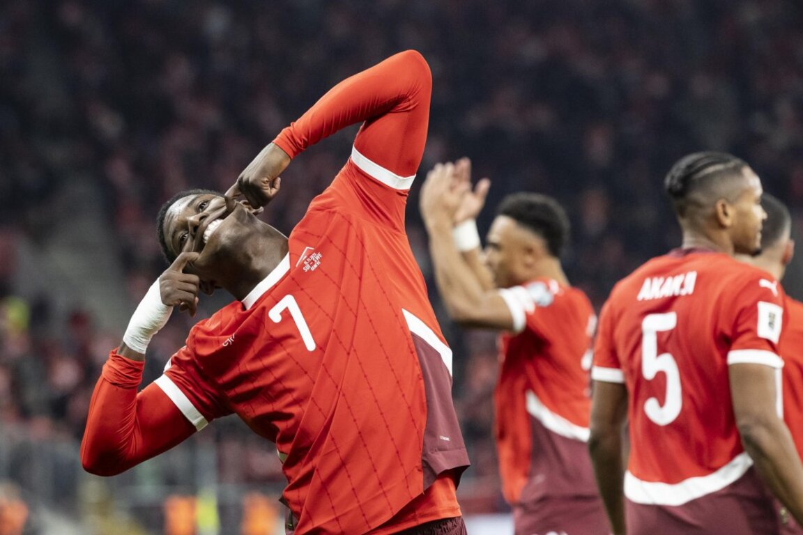 Швейцарският национал Брийл Емболо се радва на първия гол срещу Швеция.