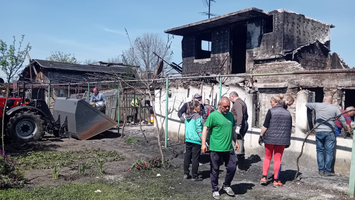 Подкрепа за семейството от село Ливада, останало без дом след пожар 