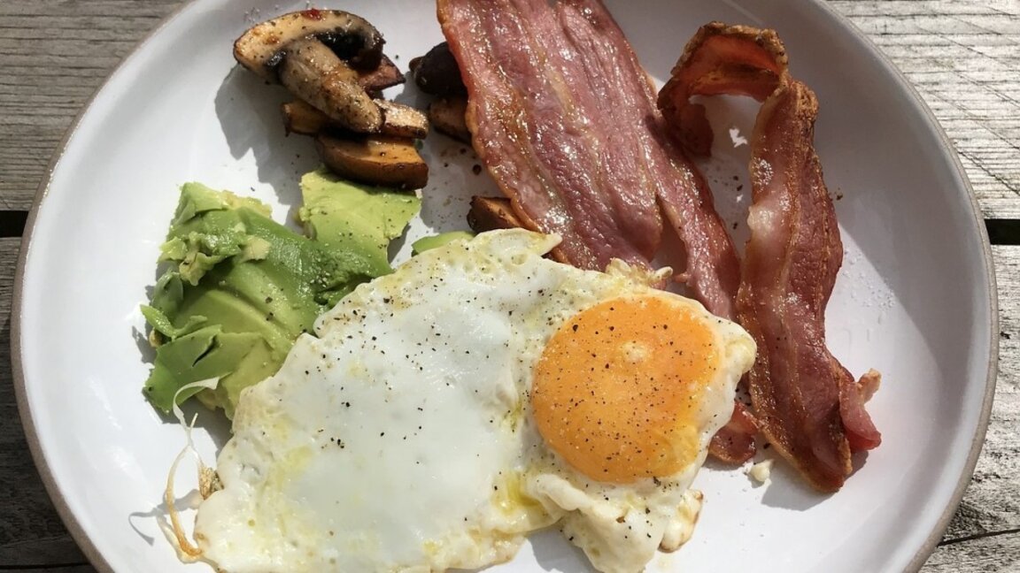 Кетогенната диета включва високомазнинно и нисковъглехидратно хранене