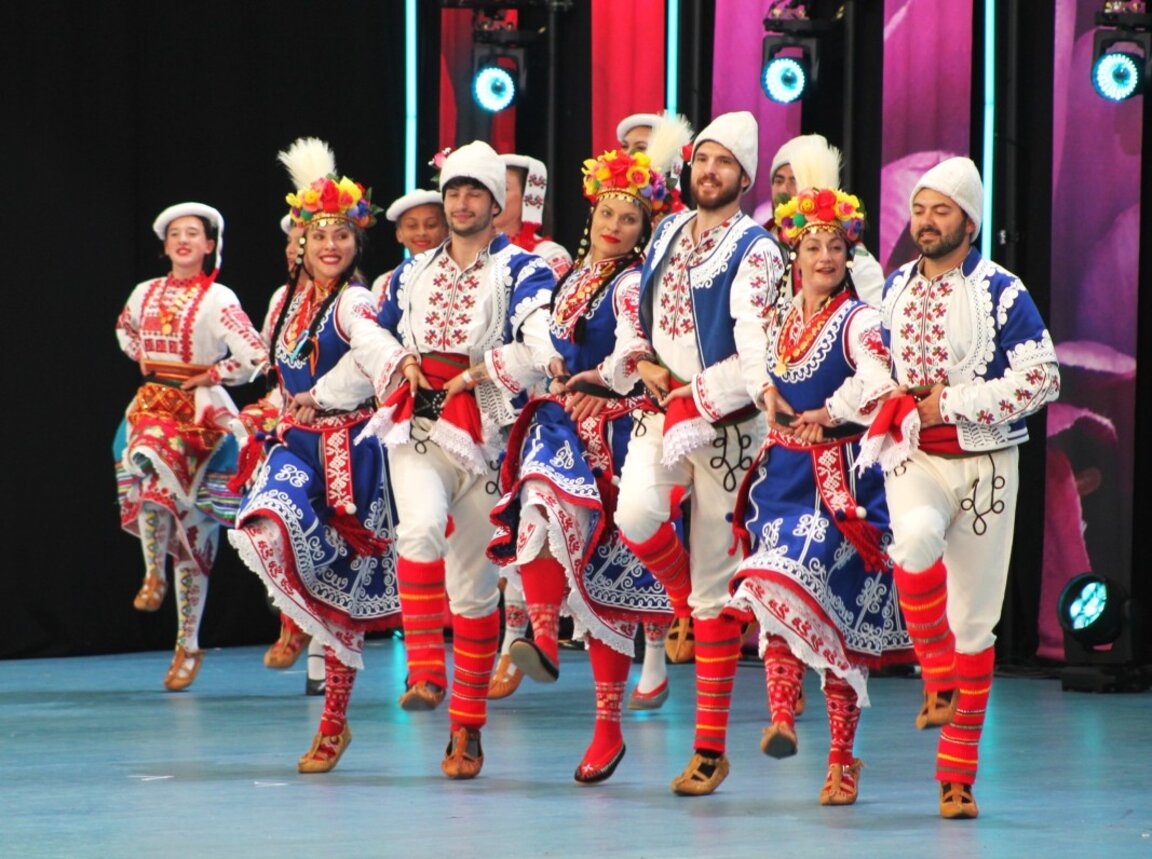 Tänzerinnen und Tänzer von „Bulgaria“ – Zentralengland laden zu ihrem 9. Geburtstag ein