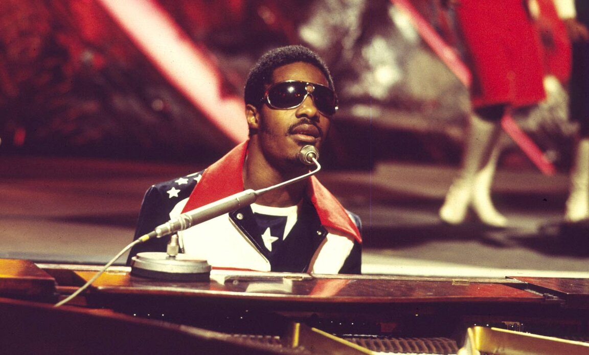 "Музикална зона" в деня на незрящите: Тъмни очила и песен