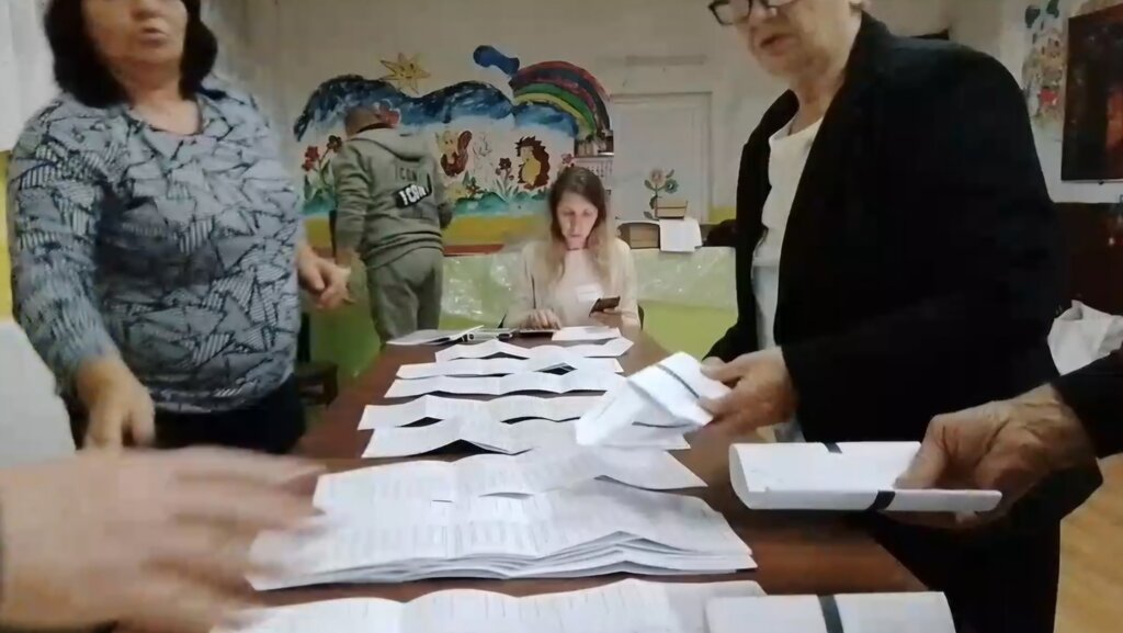 Скрийншот от видеоизлъчване в СИК в област Враца