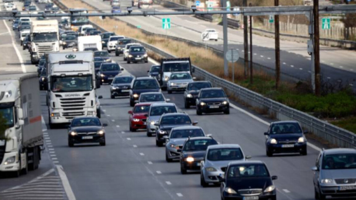 Цивилни коли на МВР ще контролират трафика по празниците