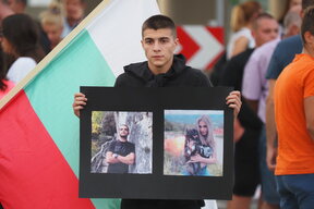 Близки на двамата убити в с. Лозен се събраха тази вечер, за да почетат паметта им