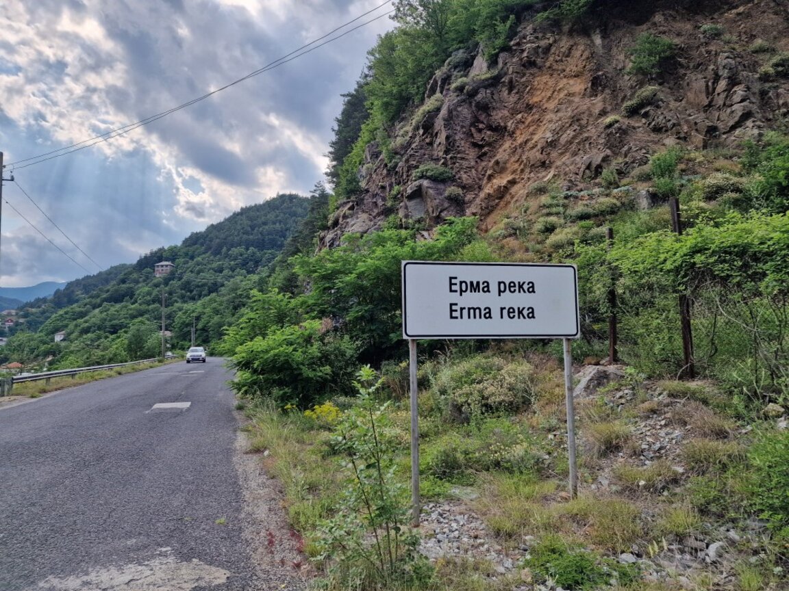 Вряла минерална вода от цистерна заля майка и бебе в Ерма река