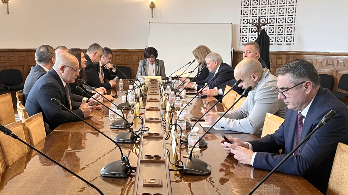 19 февруари 2026 г. Комисията по земеделието, храните и горите проведе редовно заседание с точка единствена: Представяне, обсъждане и гласуване на Законопроект за допълнение на Закона за подпомагане на земеделските производители, № 51-654-01-26, внесен от Цвета Караянчева и група народни представители.