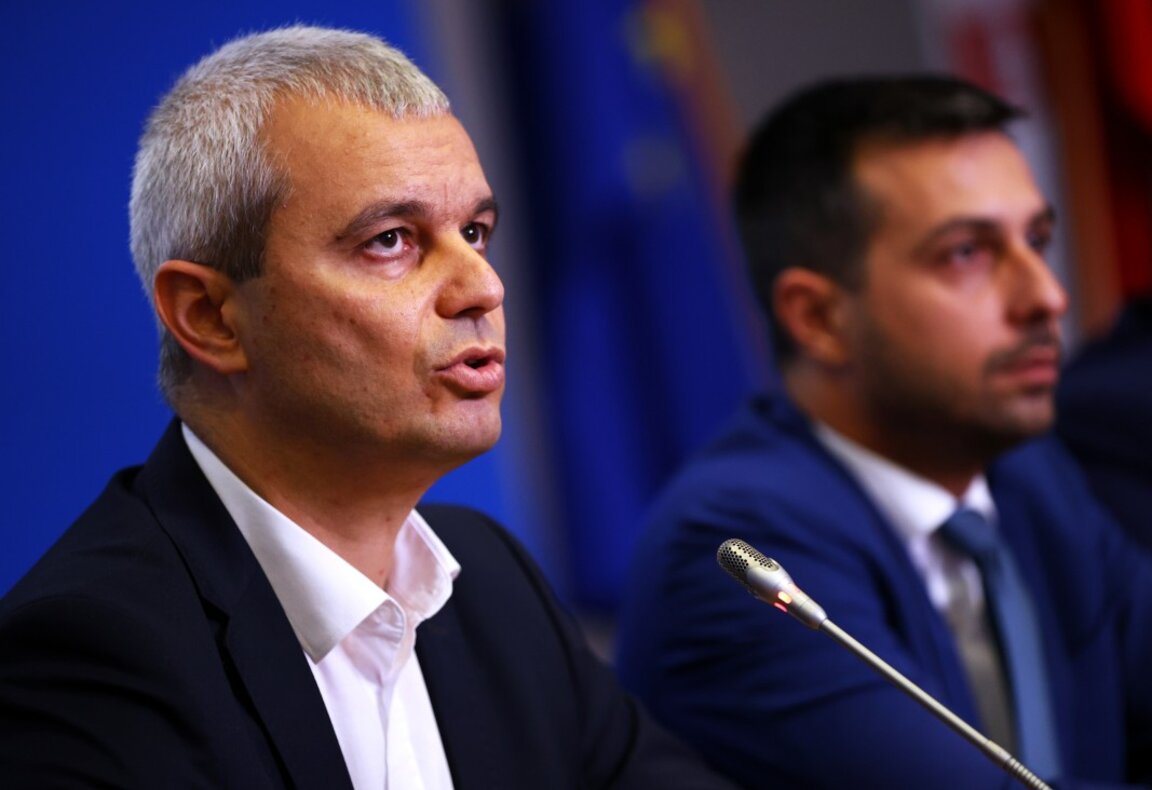 Лидерът на партия "Възраждане" Костадин Костадинов и Деян Николов (на втори план) на брифинг в София -  7 ноември 2023 г.