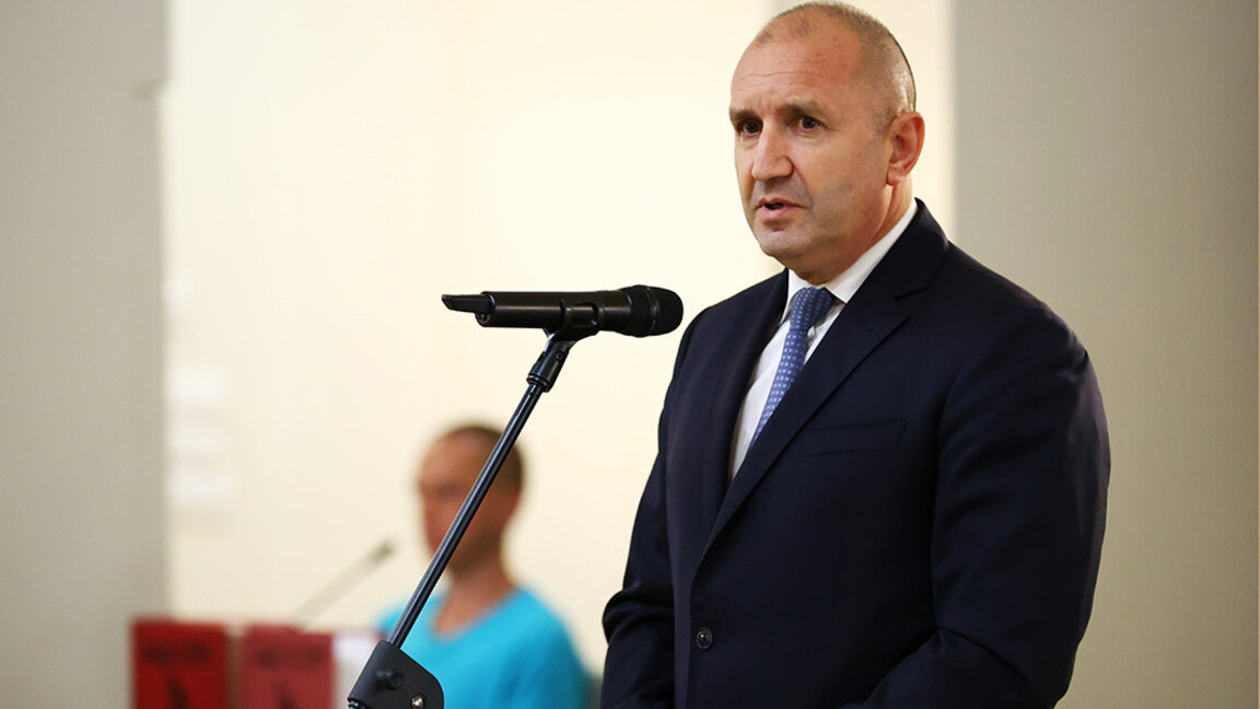 Радев приема почетния караул на празника на българската авиация