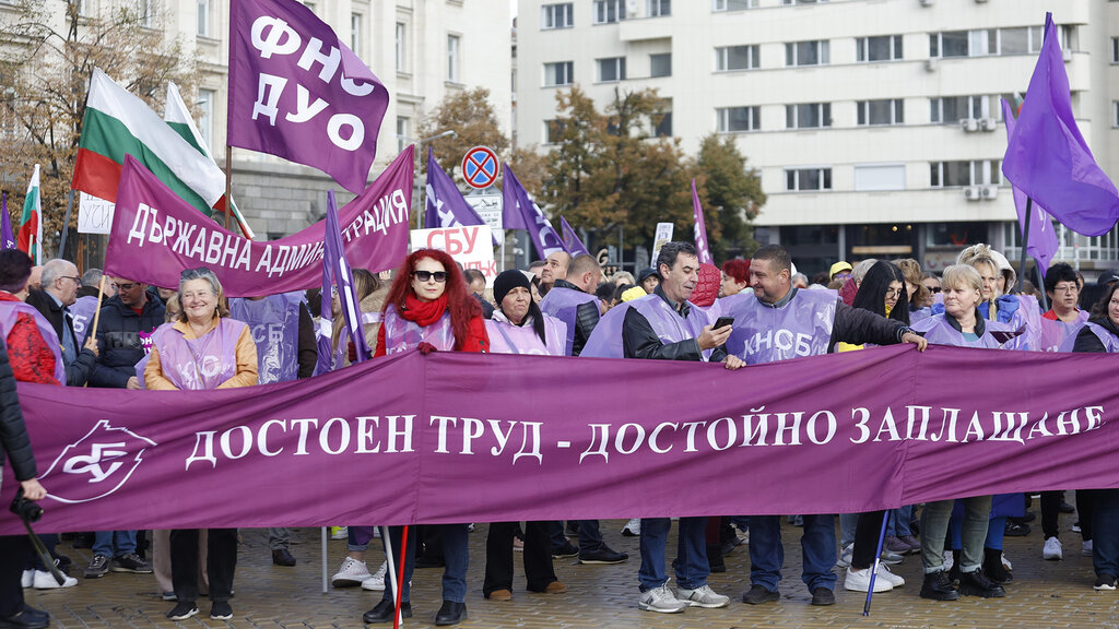 Protesters demand a pay rise of at least 10% for public-sector employees
