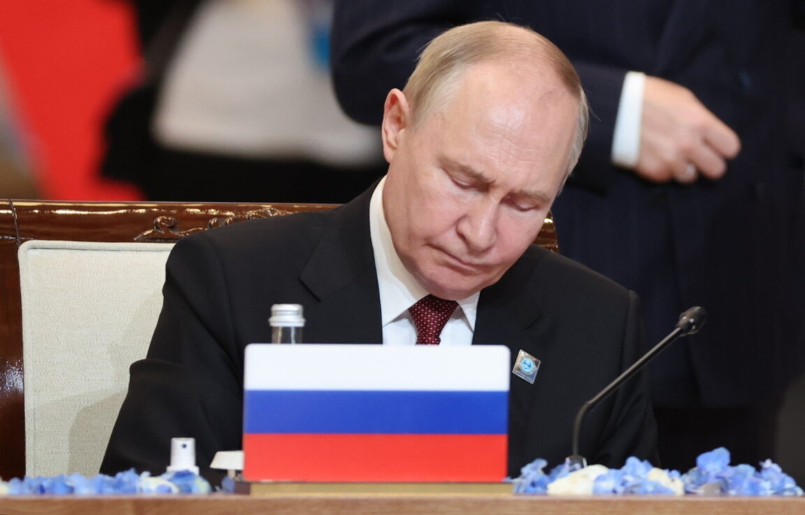 Руският президент Владимир Путин подписва документи на срещата на върха на Шанхайската организация за сътрудничество (ШОС) в Астана, Казахстан, 4 юли 2024 г.