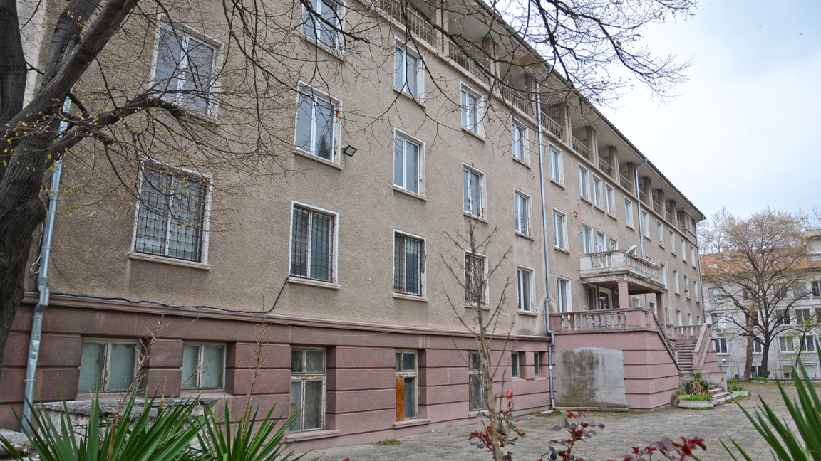Ремонтът на средношколското общежитие във Варна върви по график