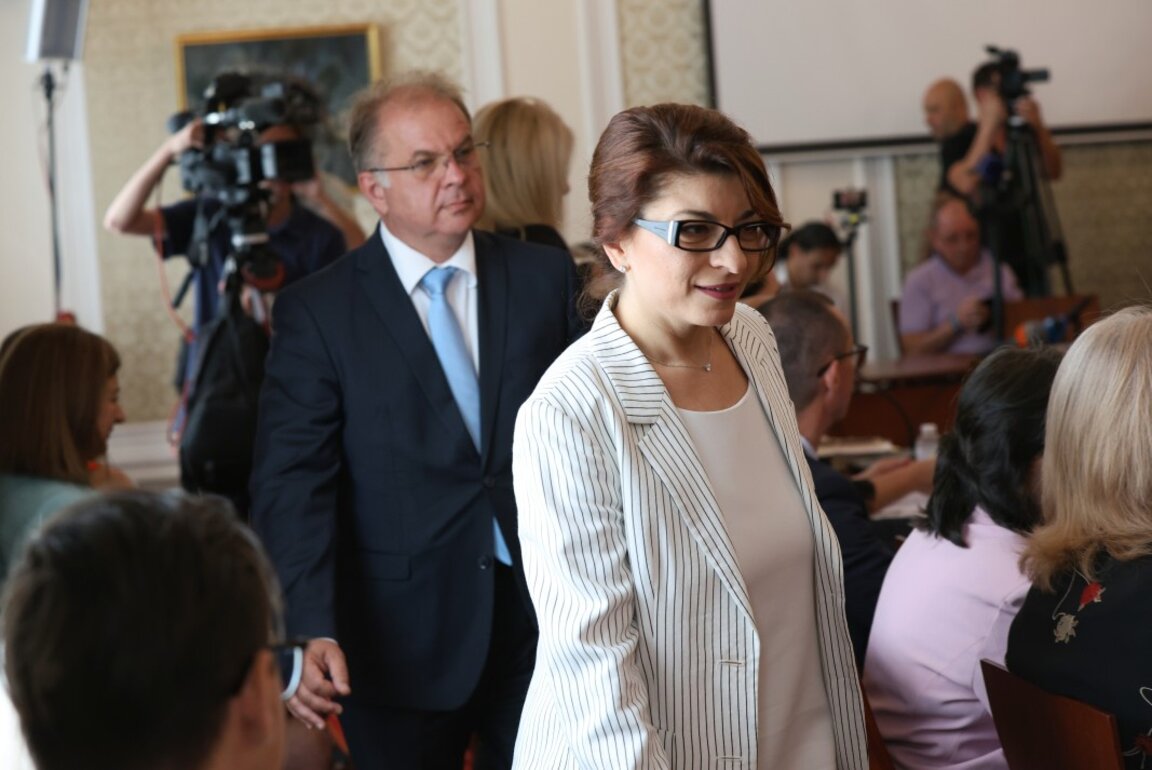 Депутатите от ГЕРБ-СДС Десислава Атанасова и Радомир Чолаков на заседанието на Правната комисия -  3 август 2023 г.