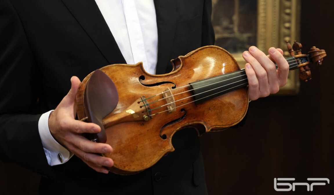Svetlin Rusev cântă pentru publicul din Sofia cu o vioară Stradivarius din 1716