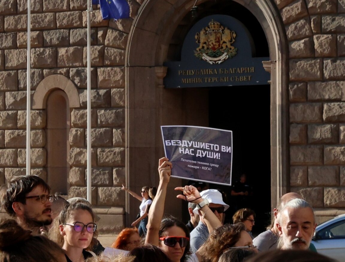 Пореден протест с искане за купуване на летателна техника за борба срещу пожарите