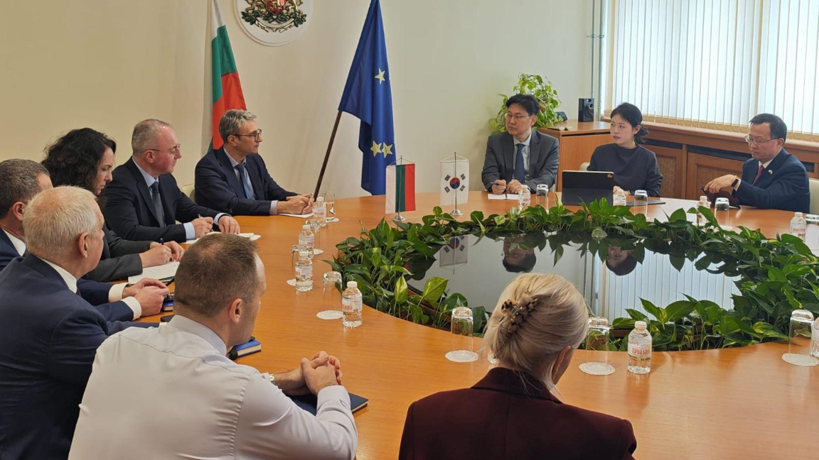 Ο υπ. Ενέργειας  με τον πρέσβη της Νότιας Κορέας και με την Hyundai