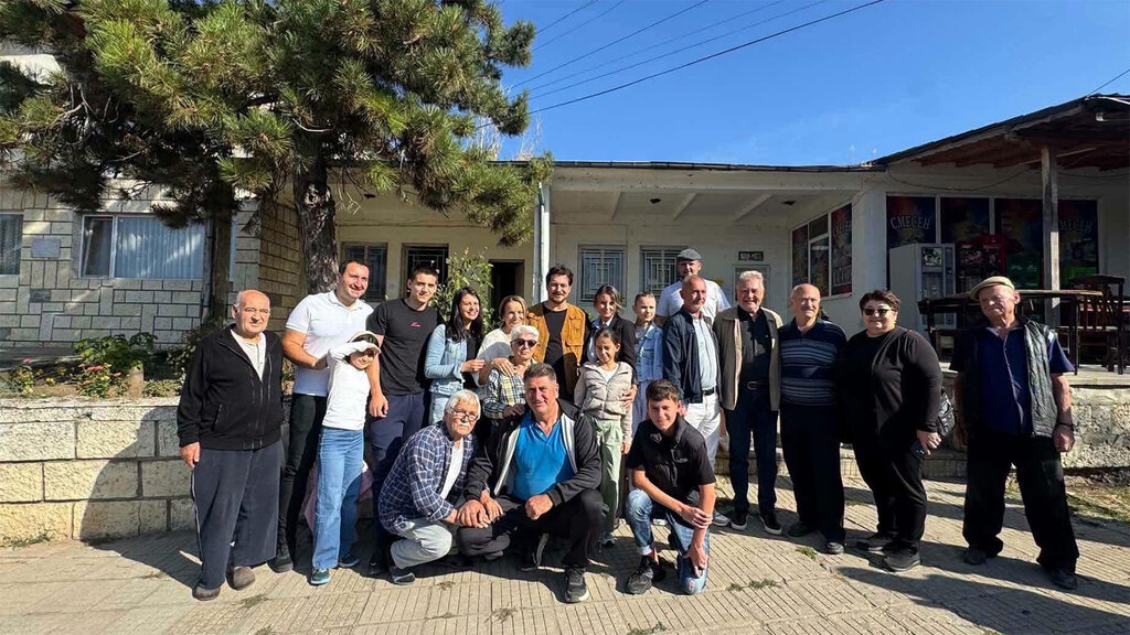 Famous Turkish actor Çağatay Ulusoy visits his father’s village in Bulgaria