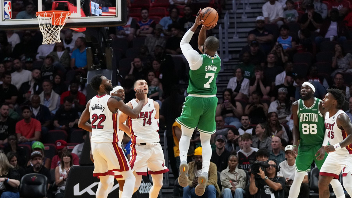 Джейлън Браун от Бостън стреля към коша на Маями. Селтикс спечелиха със 147:129 във Флорида.