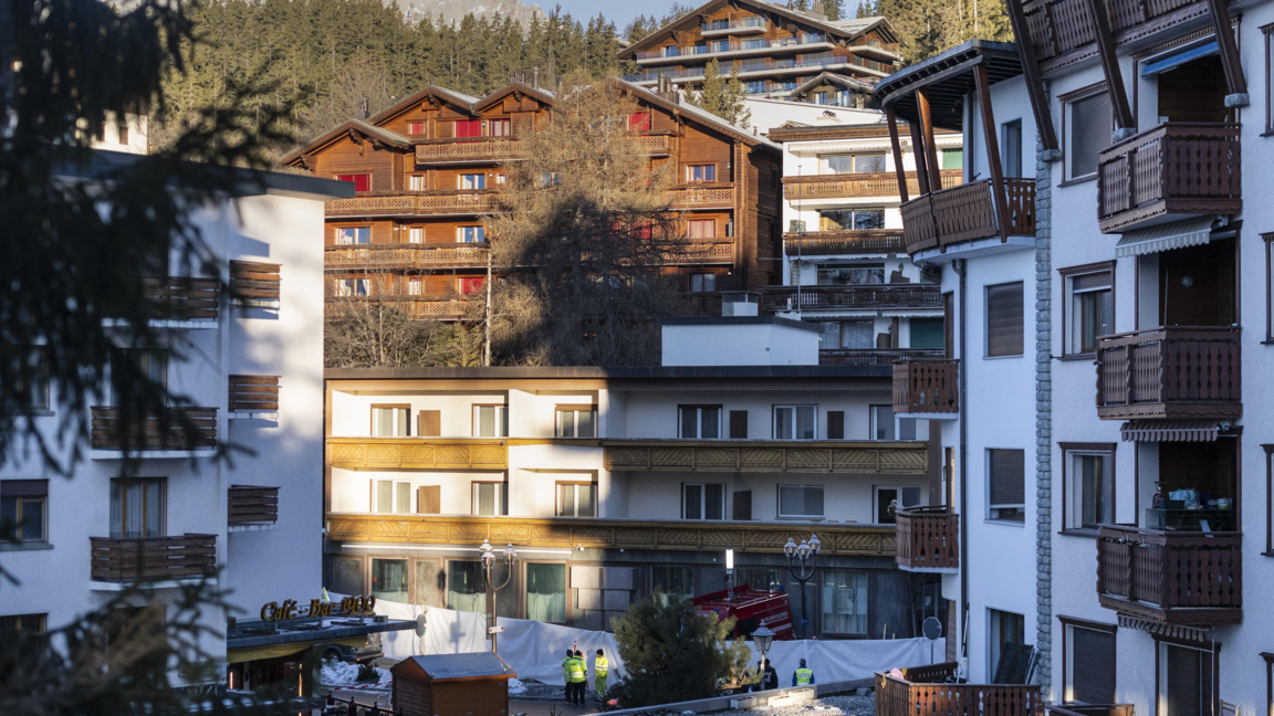 Полиция стои в близост до бар в швейцарския курорт Кран Монтана, където при пожар загинаха десетки души