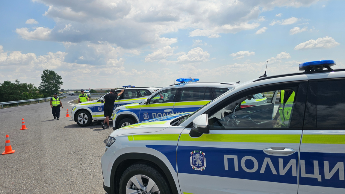 Бус се преобърна в канавката на АМ Тракия