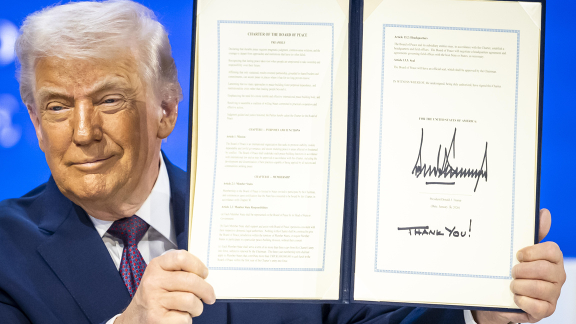 Доналд Тръмп показва устава на новата организация, Давос, 22 януари 2026 г.