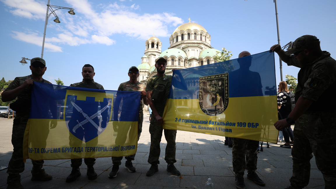 Руснаци в България подариха джипове на украинската армия