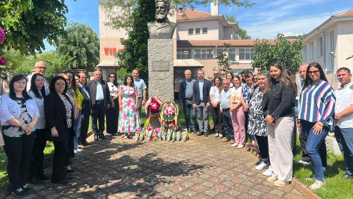 С поднасяне на венци и цветя Ардино почете паметта на  Ботев