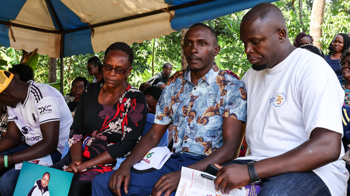 Кениец, оцелял и върнал се в страната след бягство от войната, присъства на символично погребение на 31-годишен кениец, убит по време на бойни действия в Русия