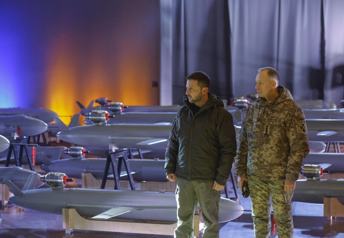 Украинският президент Володимир Зеленски (вляво) и главнокомандващият ген. Олександър Сирски.