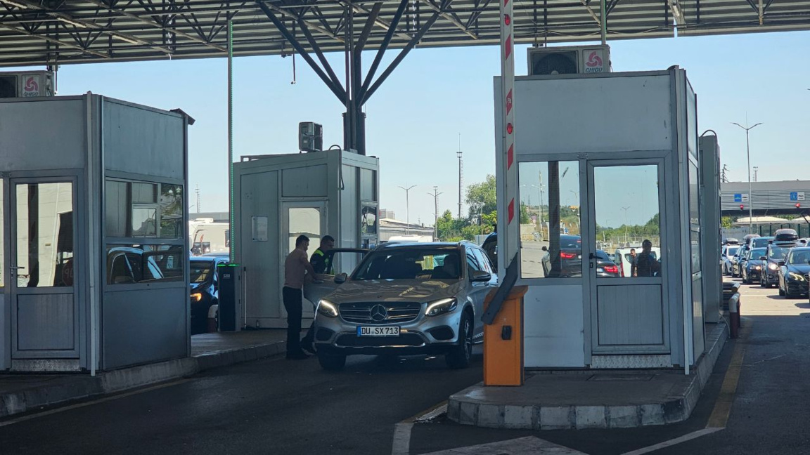 Traffic is normal at the country's borders