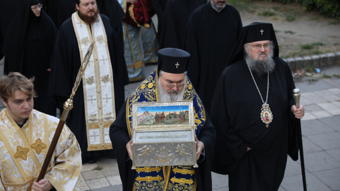 Стотици във Варна посрещнаха частица от Честния пояс на Богородица
