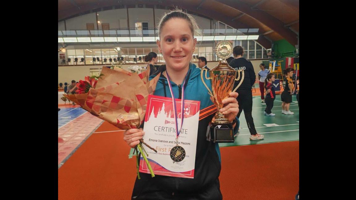 Емона Иванова с купата и златния медал