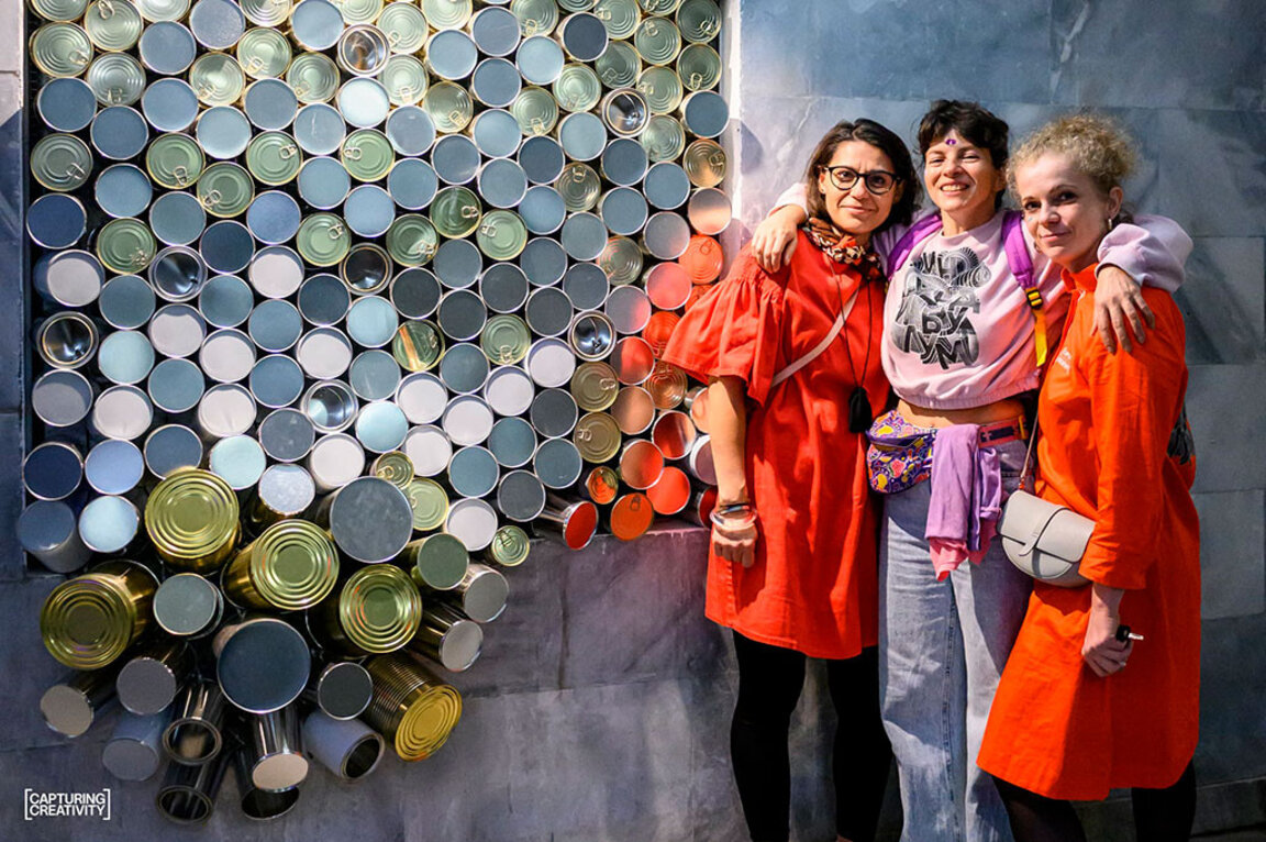 Росина Пенчева и Невена Екимова заедно с дарителката на хилядите кутии Елена Цвяткова (от дясно наляво) в Тунела на Вонегът.