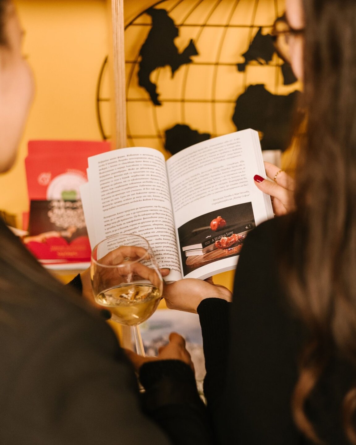 Кадър от представянето на книжката “Лесбийски истории”