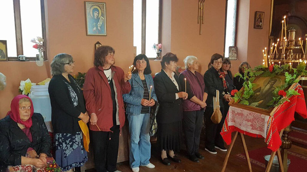 Свечана литургија у храму у селу Паволче 19. октобра - архив
