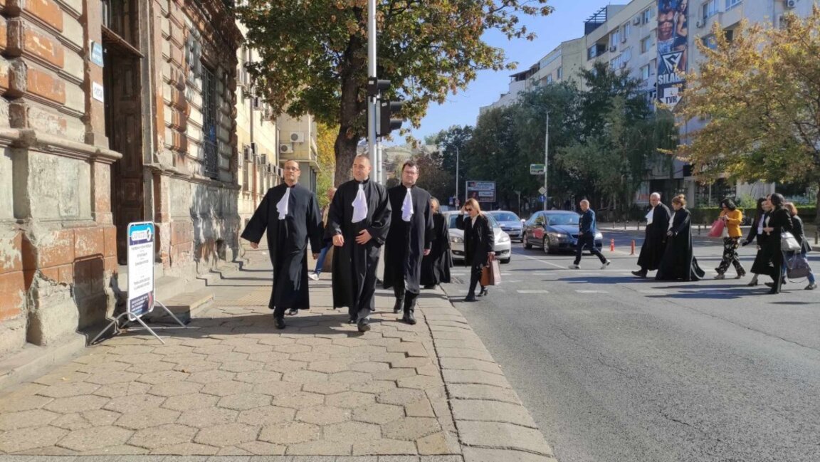 Пловдивските адвокати протестират пред Съдебната палата