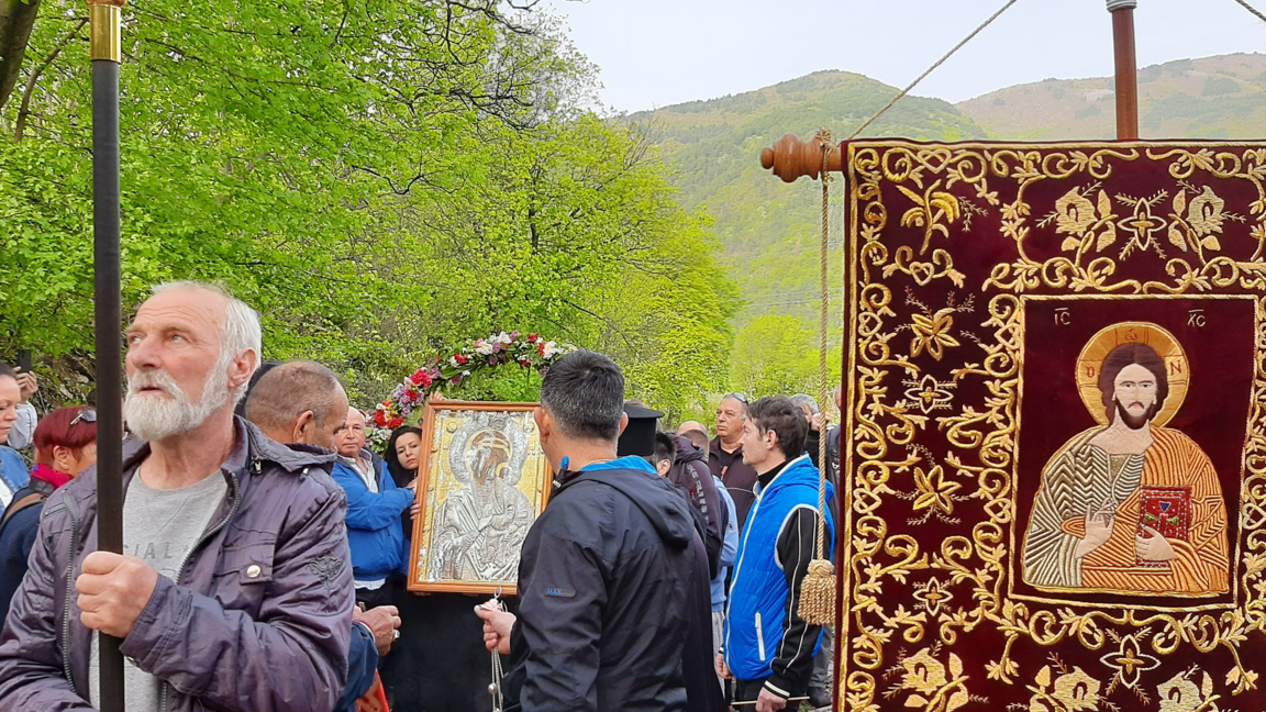 Шествие с чудотворната икона на Богородица до местността Клувията край Бачково