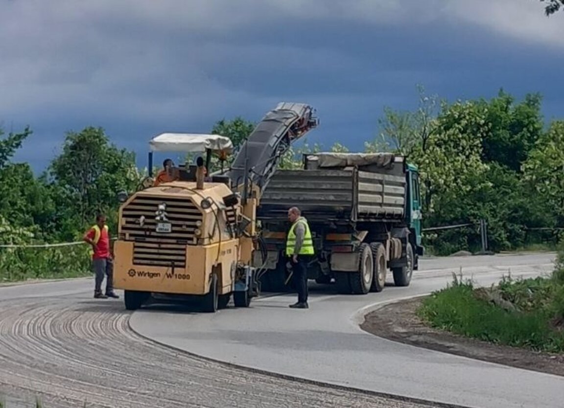 Продължават асфалтовите работи в района на село Скомля и Димово