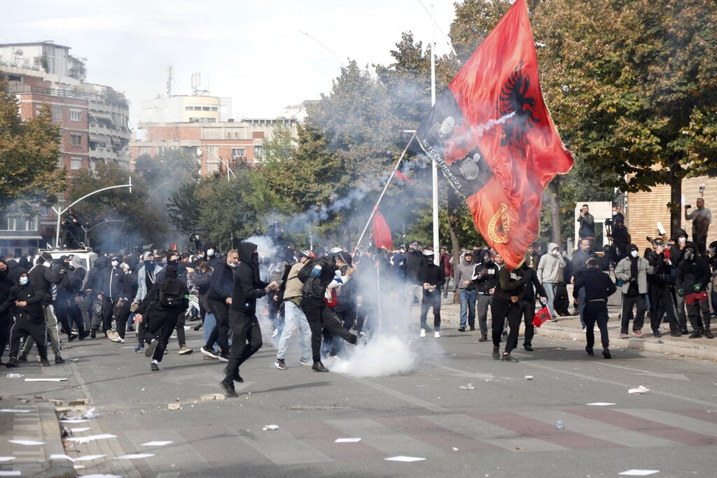Над 180 задържани, а над 70 полицаи са ранени при протести в Албания